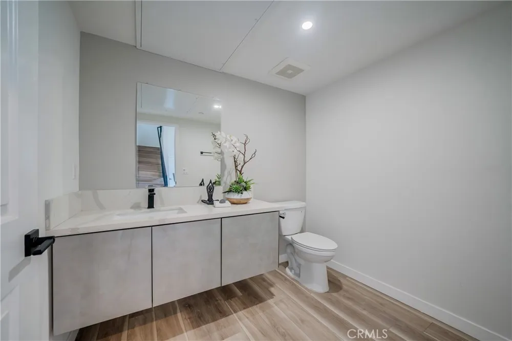 7018 Alabama #3 Canoga Park, CA 91303