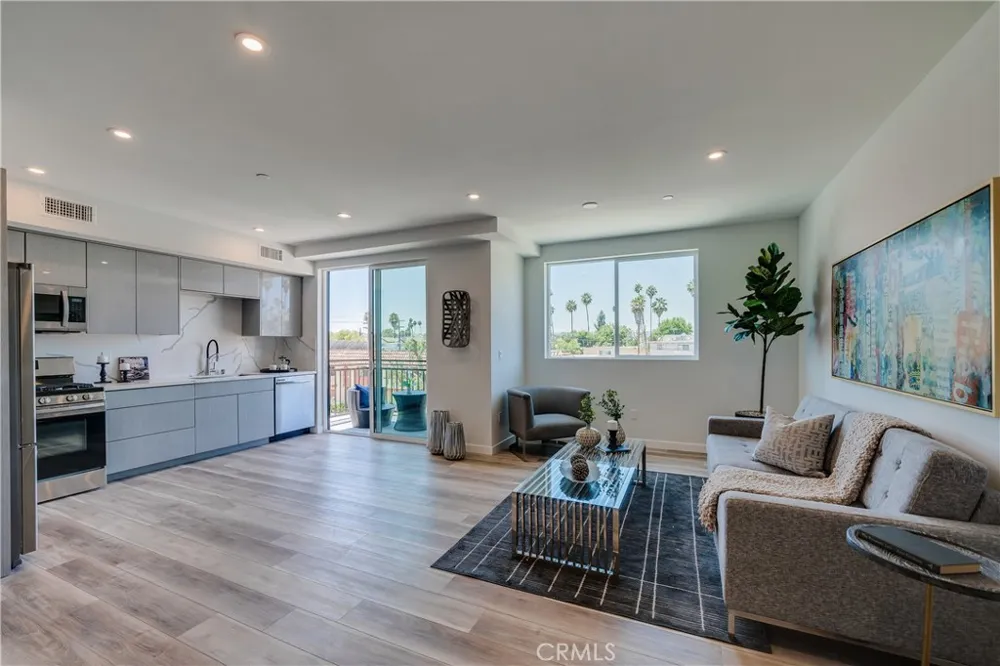7018 Alabama #3 Canoga Park, CA 91303