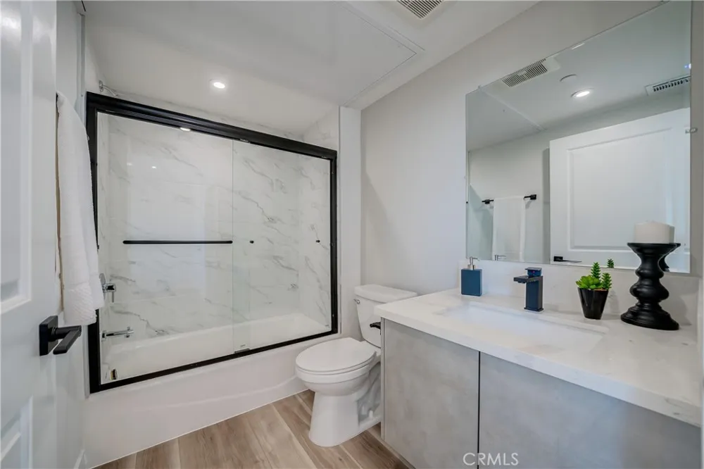 7018 Alabama #3 Canoga Park, CA 91303