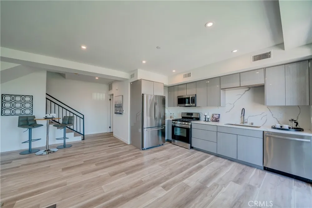 7018 Alabama #3 Canoga Park, CA 91303