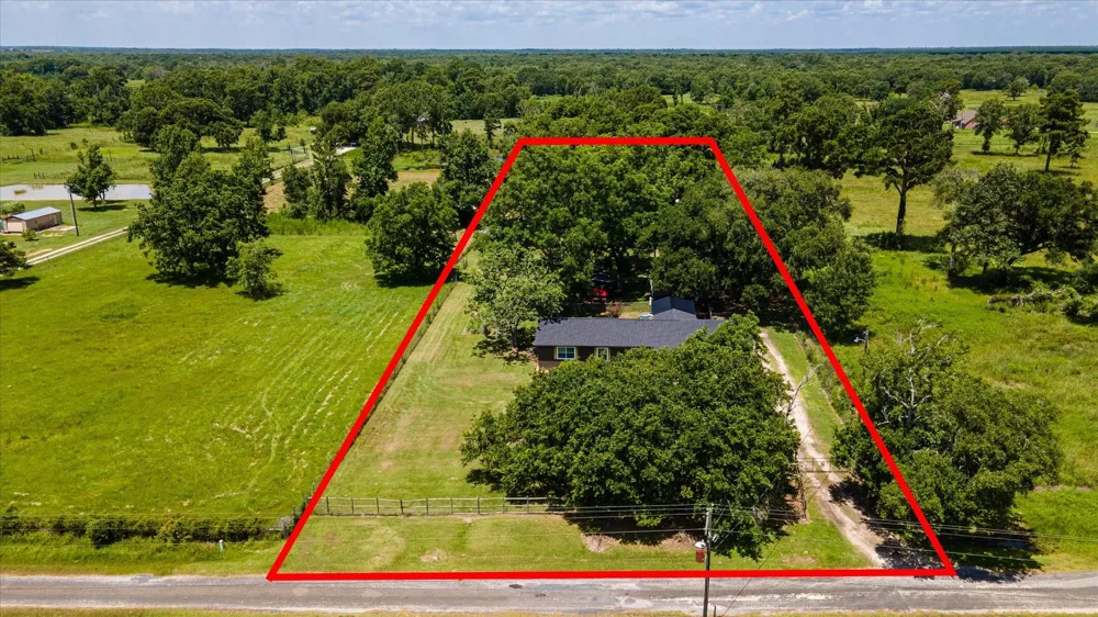 384 County Road 2046 Hull, TX 77564