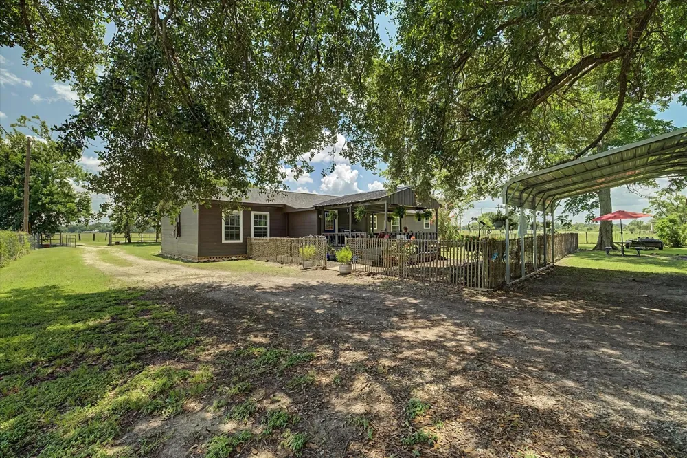 384 County Road 2046 Hull, TX 77564