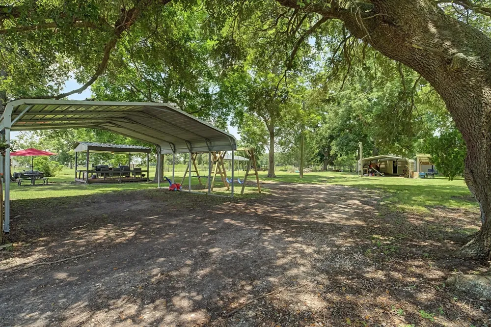 384 County Road 2046 Hull, TX 77564