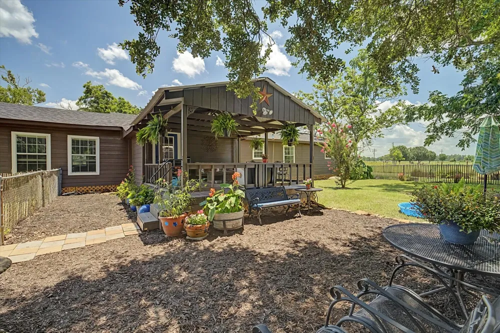 384 County Road 2046 Hull, TX 77564