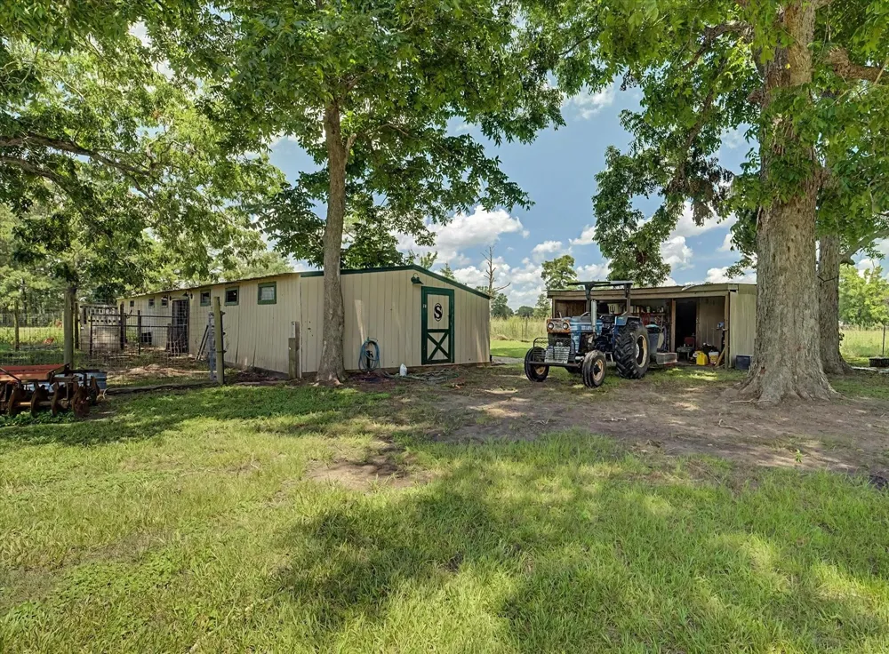 384 County Road 2046 Hull, TX 77564