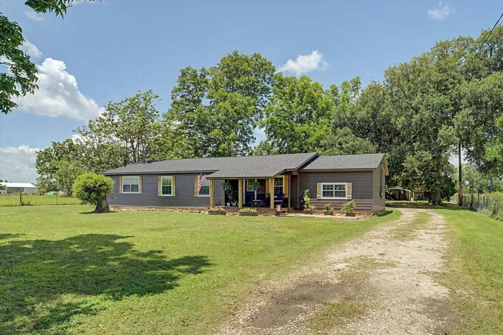384 County Road 2046 Hull, TX 77564