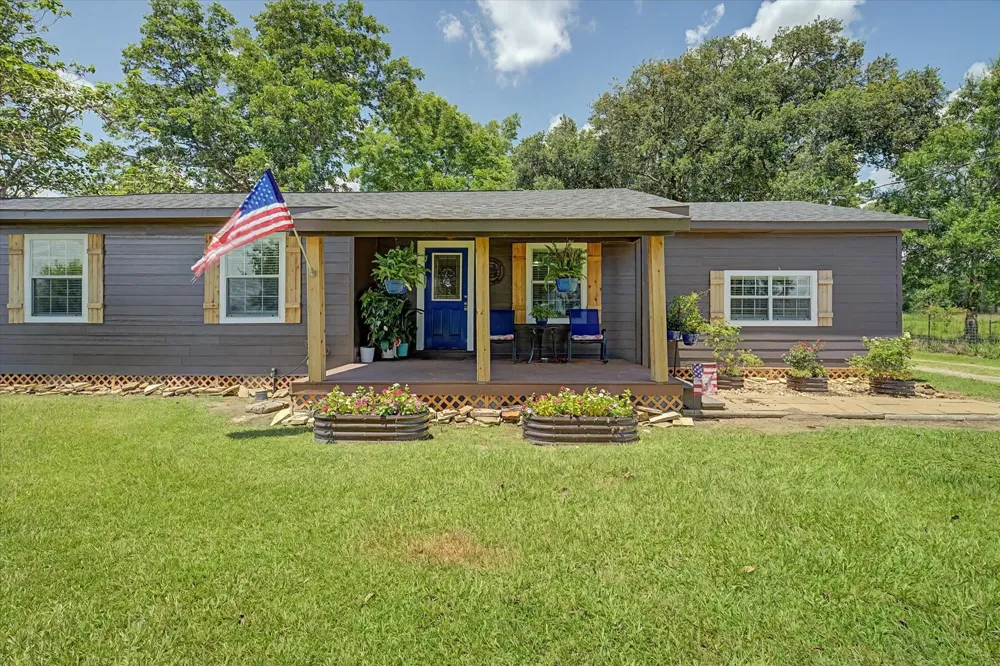 384 County Road 2046 Hull, TX 77564
