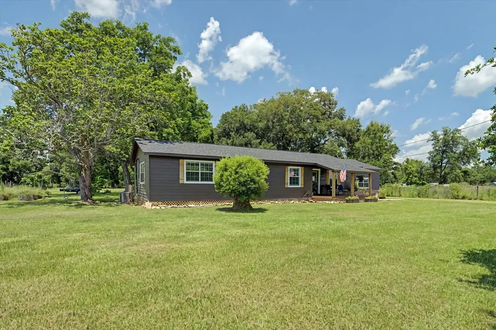 384 County Road 2046 Hull, TX 77564