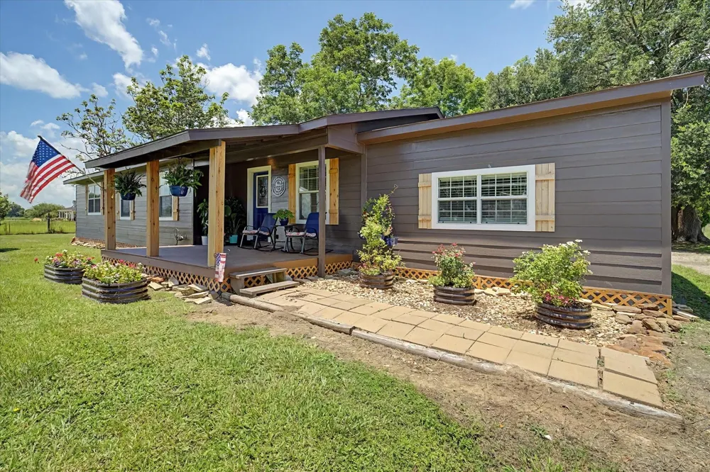 384 County Road 2046 Hull, TX 77564
