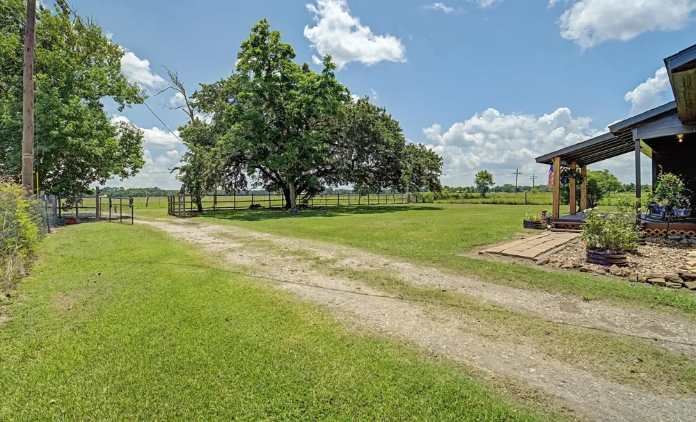 384 County Road 2046 Hull, TX 77564