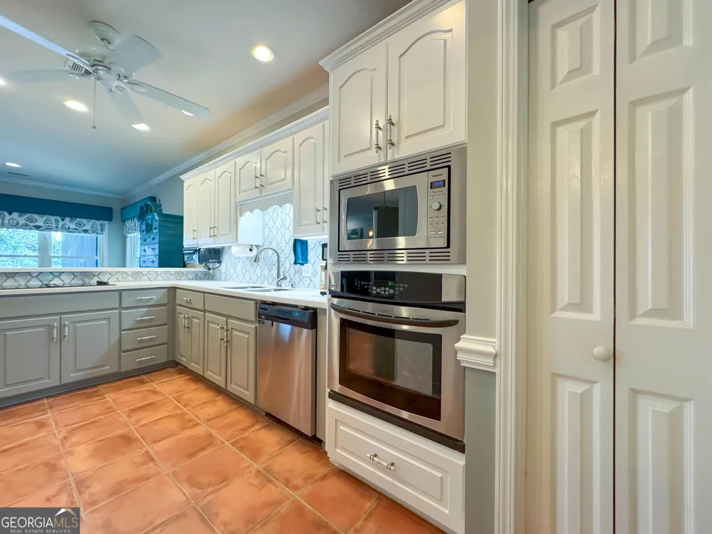 543 E 1st ST Midway, GA 31320