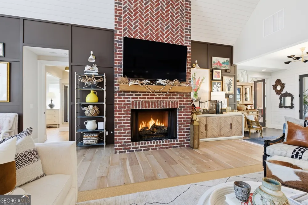 1198 N Edgewater TRL Toccoa, GA 30577