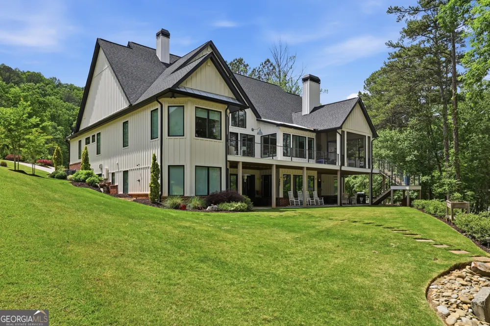1198 N Edgewater TRL Toccoa, GA 30577