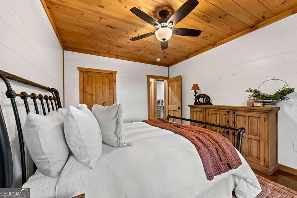 241 Wolf Creek Mountain RD Mineral Bluff, GA 30559