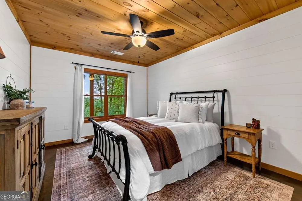 241 Wolf Creek Mountain RD Mineral Bluff, GA 30559