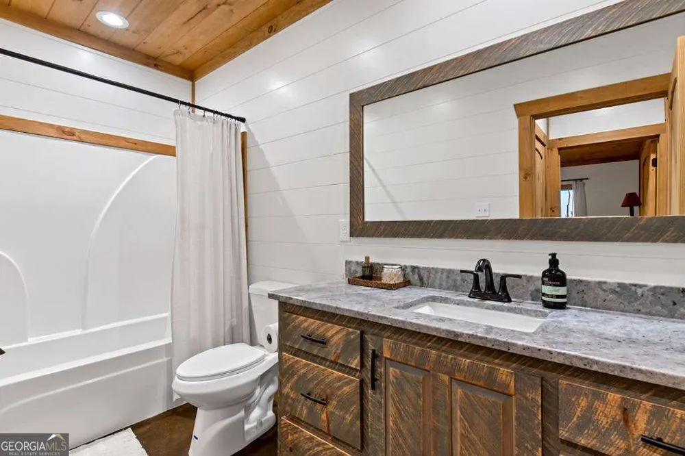241 Wolf Creek Mountain RD Mineral Bluff, GA 30559