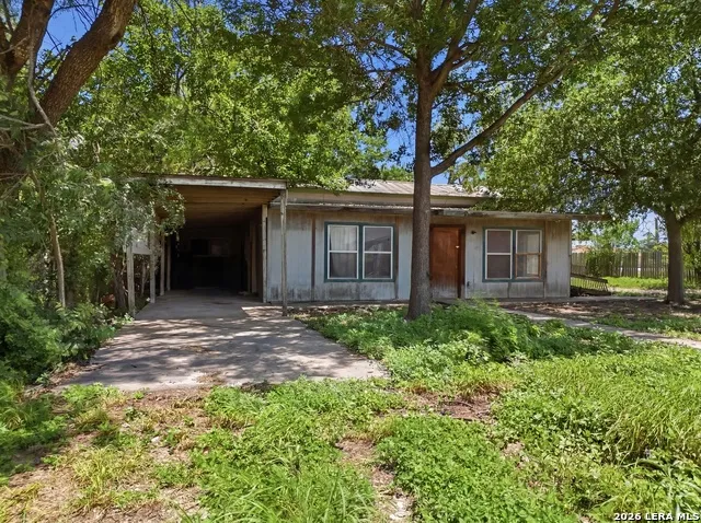 312 E BRAZOS ST Uvalde, TX 78801
