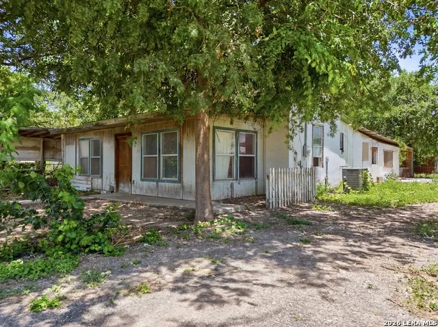 312 E BRAZOS ST Uvalde, TX 78801
