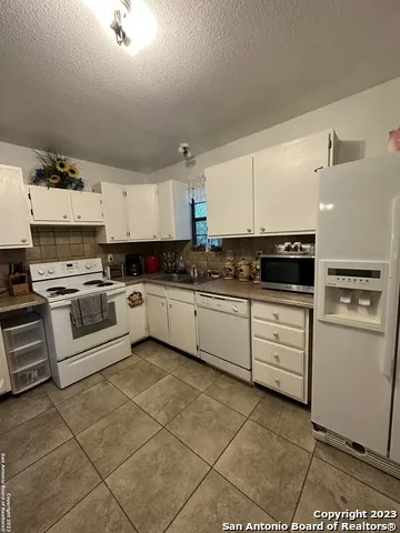 429 W Wingate St La Pryor, TX 78872