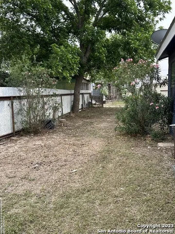 429 W Wingate St La Pryor, TX 78872