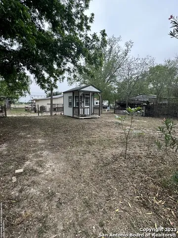 429 W Wingate St La Pryor, TX 78872