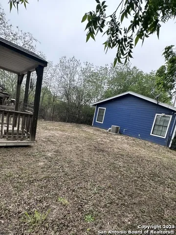 429 W Wingate St La Pryor, TX 78872