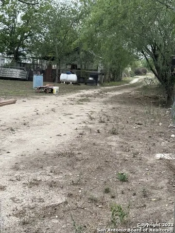 429 W Wingate St La Pryor, TX 78872