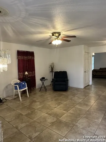 429 W Wingate St La Pryor, TX 78872