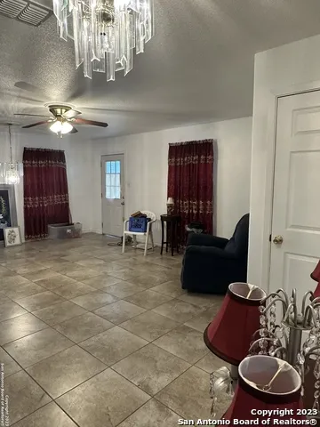 429 W Wingate St La Pryor, TX 78872