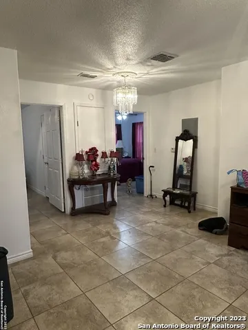 429 W Wingate St La Pryor, TX 78872
