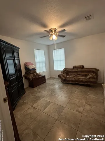 429 W Wingate St La Pryor, TX 78872