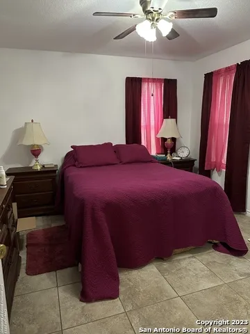 429 W Wingate St La Pryor, TX 78872