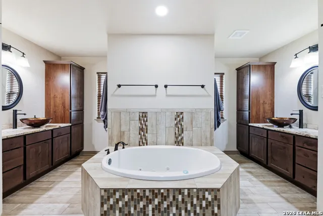 317 HONEYSUCKLE LN La Vernia, TX 78121