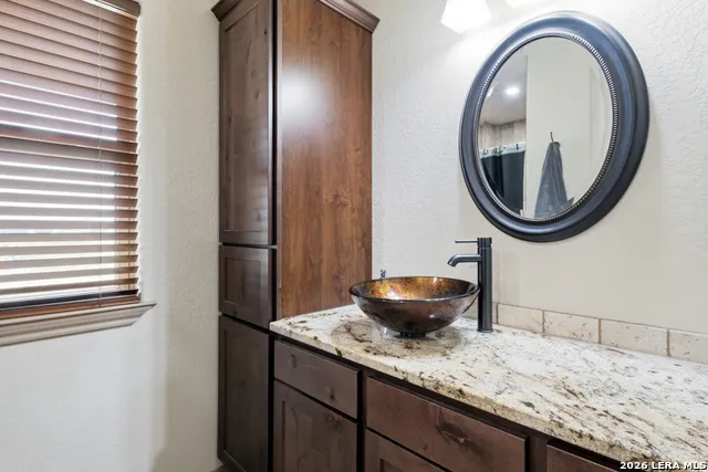 317 HONEYSUCKLE LN La Vernia, TX 78121