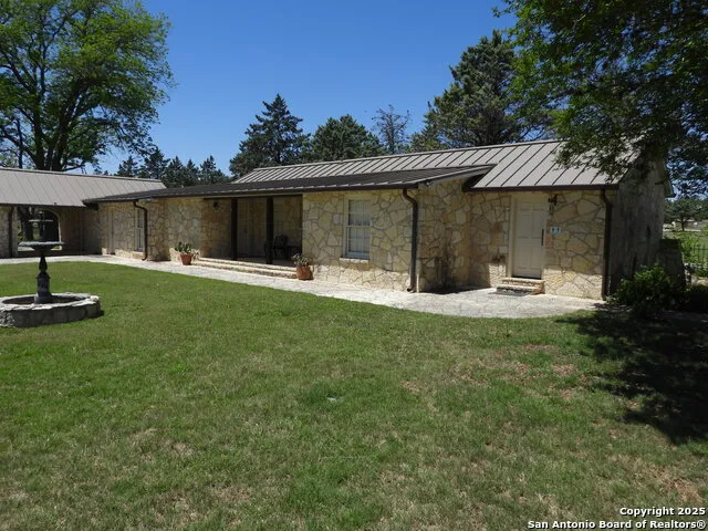 772 HAGER RDG Bandera, TX 78003