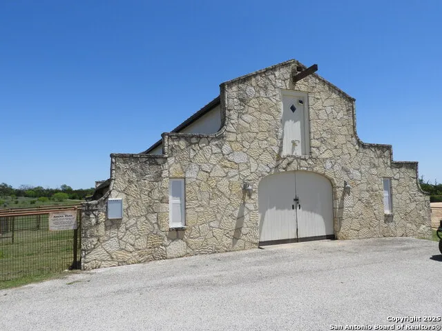 772 HAGER RDG Bandera, TX 78003