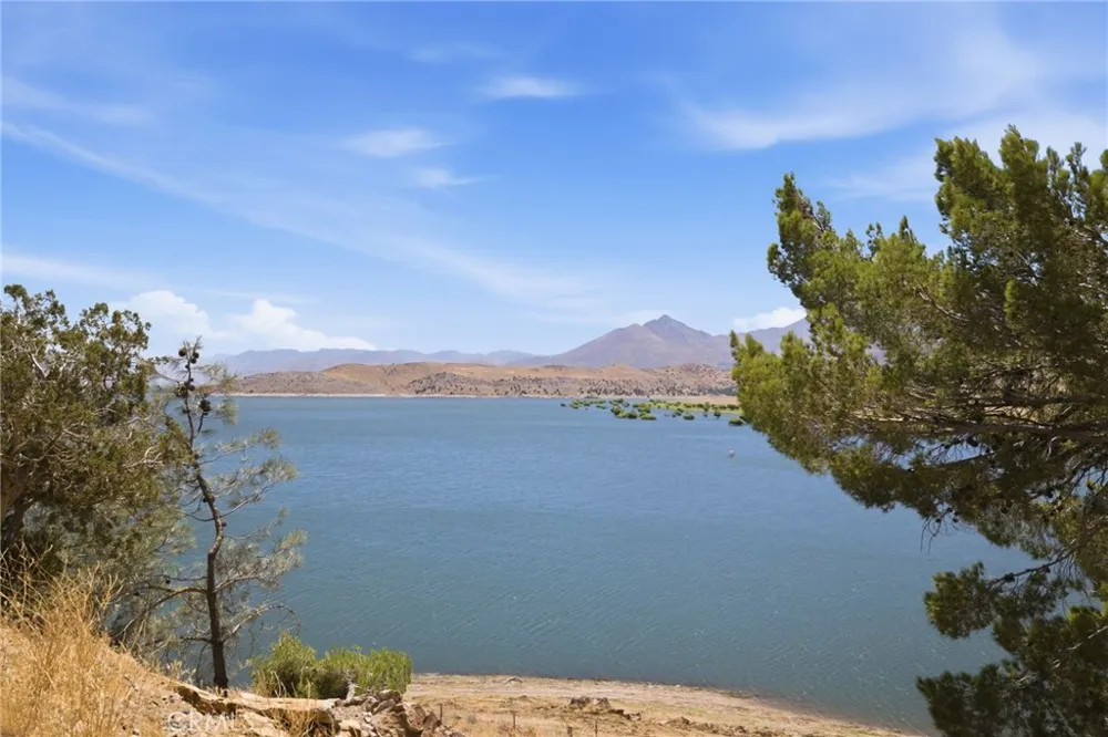 3300 Cook Peak Lake Isabella, CA 93240