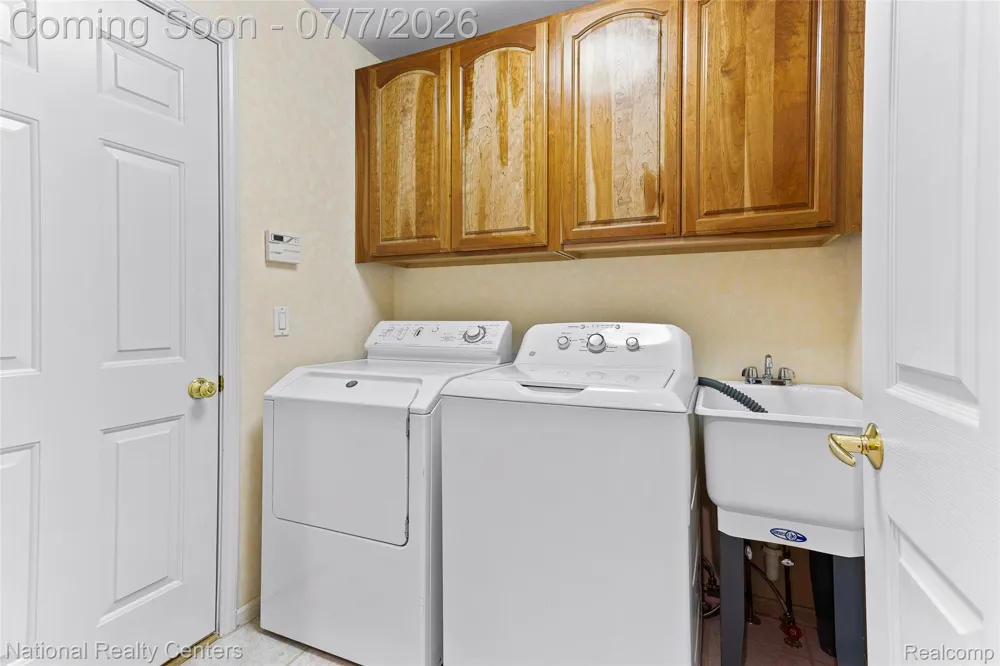 180 Winslow Circle Commerce Charter Township, MI 48390