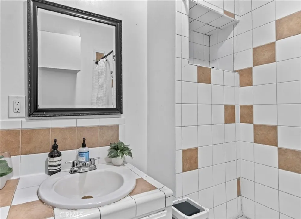 1154 Wilton Los Angeles, CA 90038
