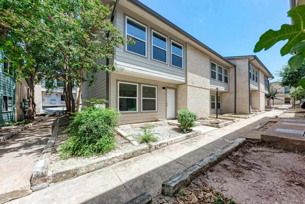 2124 Burton Drive #136 Austin, TX 78741