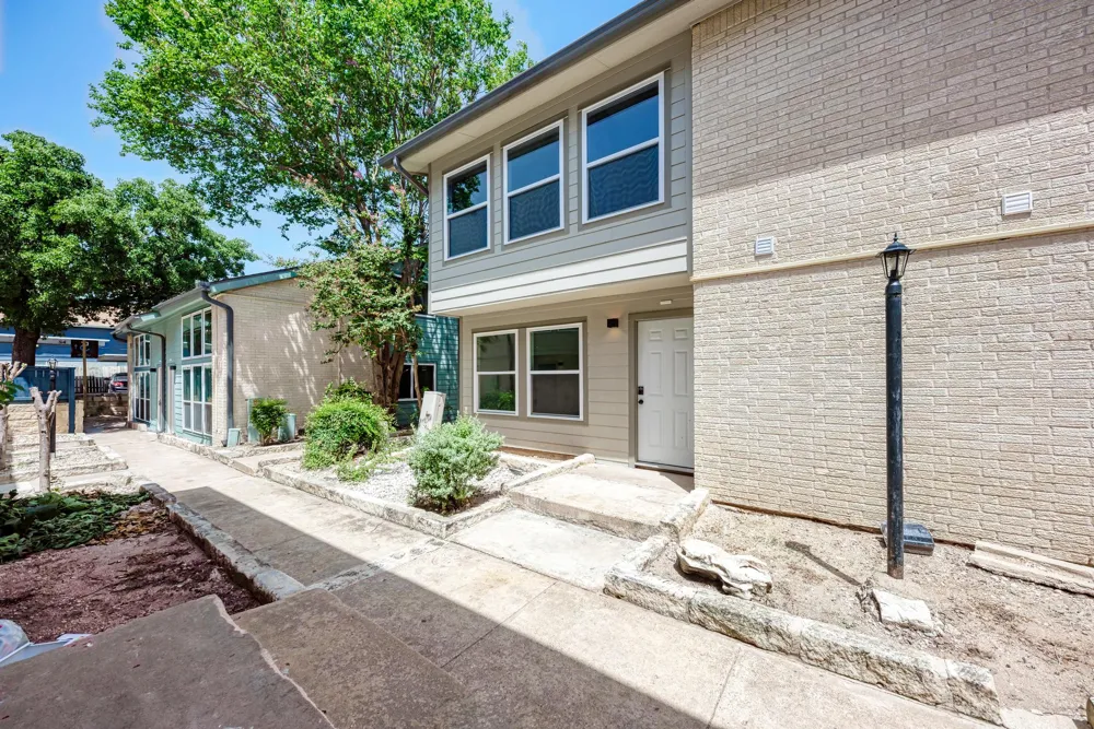 2124 Burton Drive #136 Austin, TX 78741