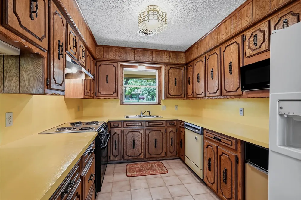 100 Mohican Trail Lake Kiowa, TX 76240