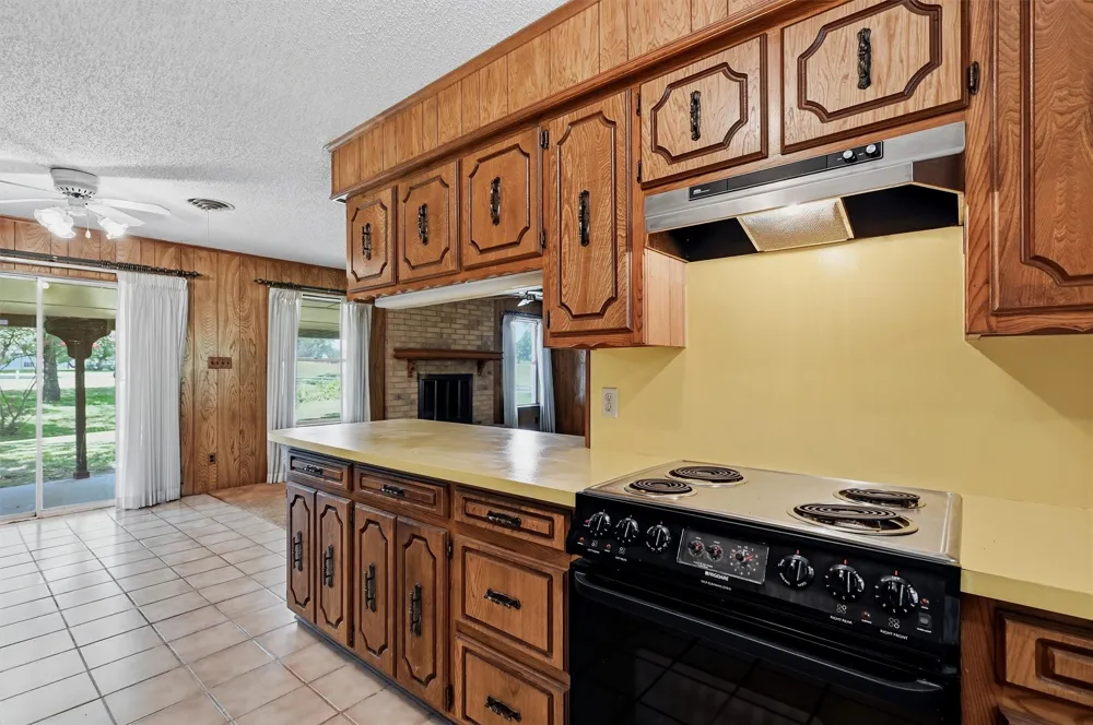 100 Mohican Trail Lake Kiowa, TX 76240