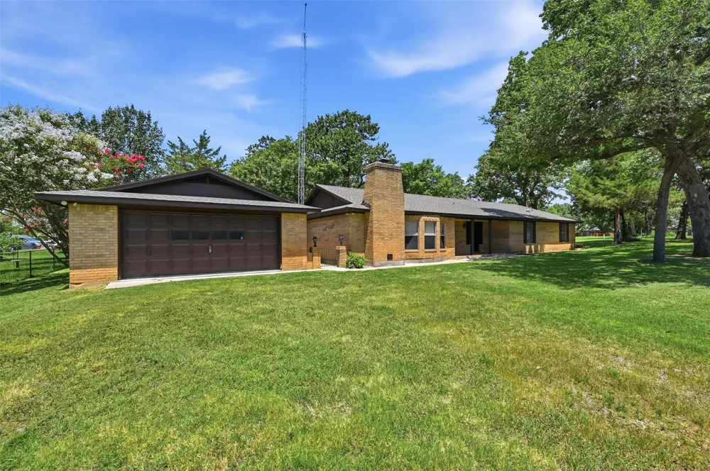 100 Mohican Trail Lake Kiowa, TX 76240