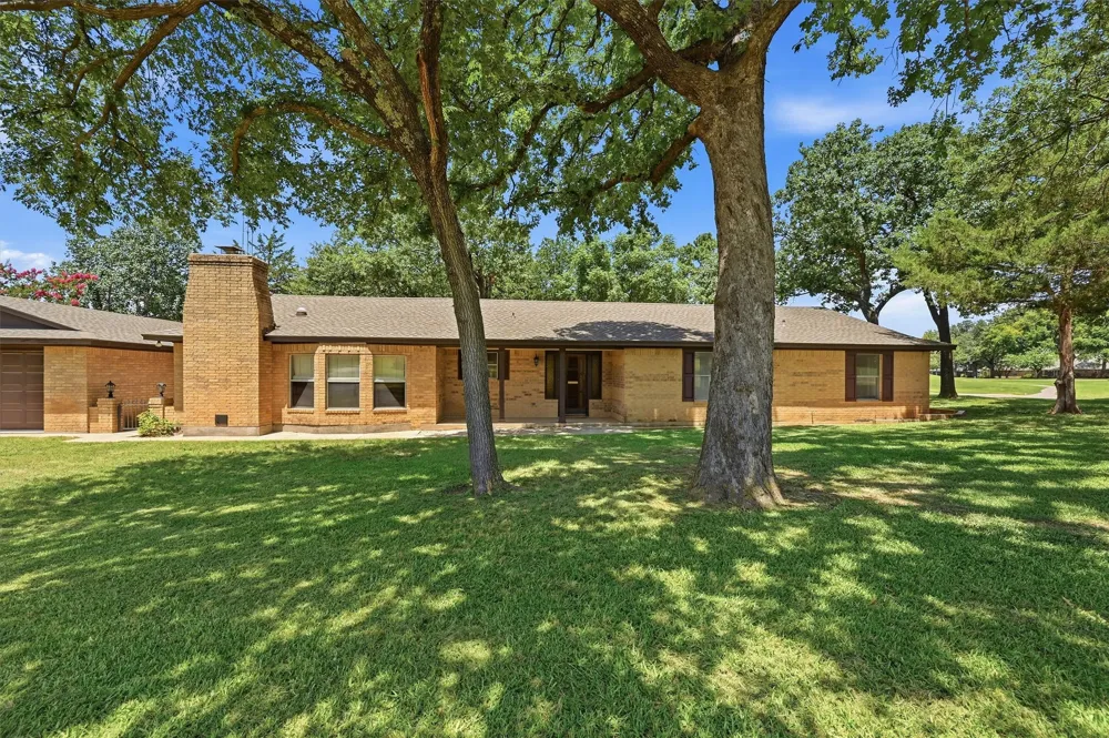 100 Mohican Trail Lake Kiowa, TX 76240