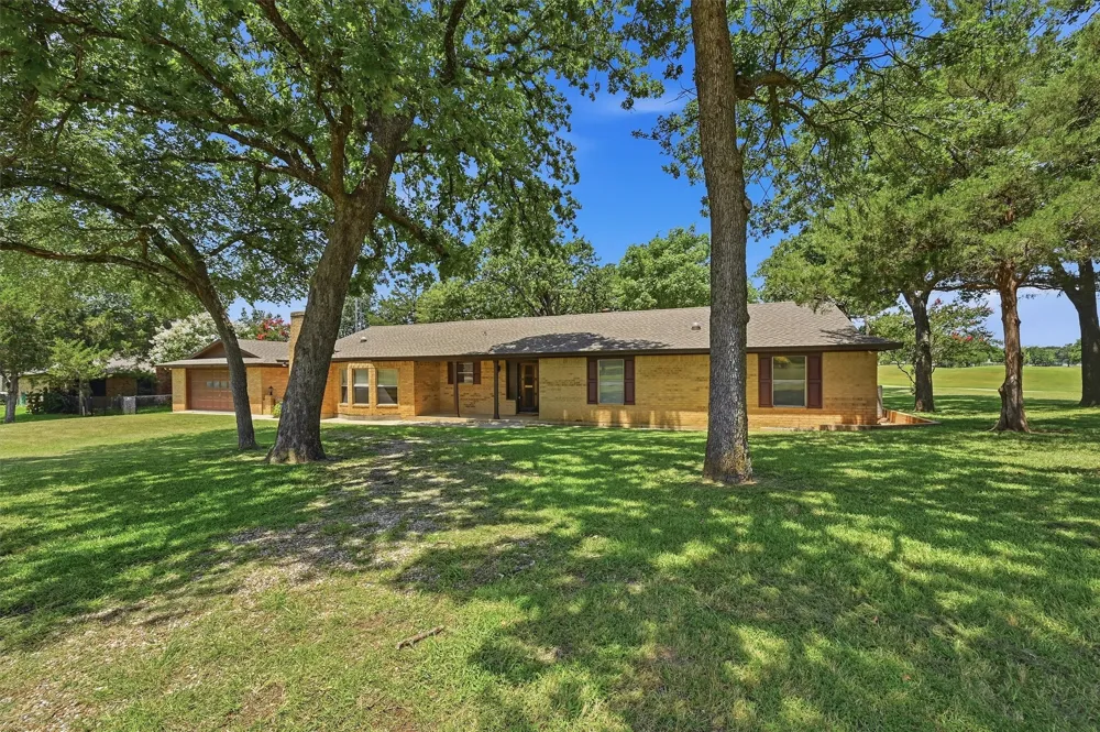 100 Mohican Trail Lake Kiowa, TX 76240