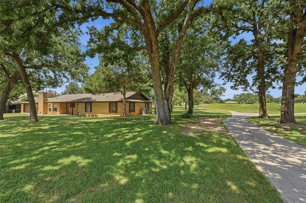 100 Mohican Trail Lake Kiowa, TX 76240