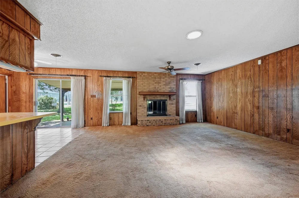 100 Mohican Trail Lake Kiowa, TX 76240