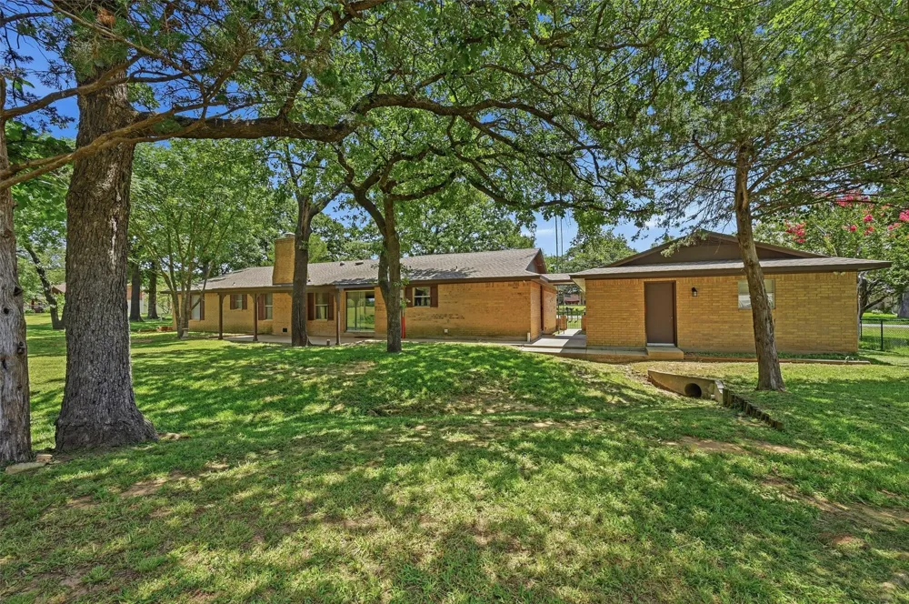 100 Mohican Trail Lake Kiowa, TX 76240