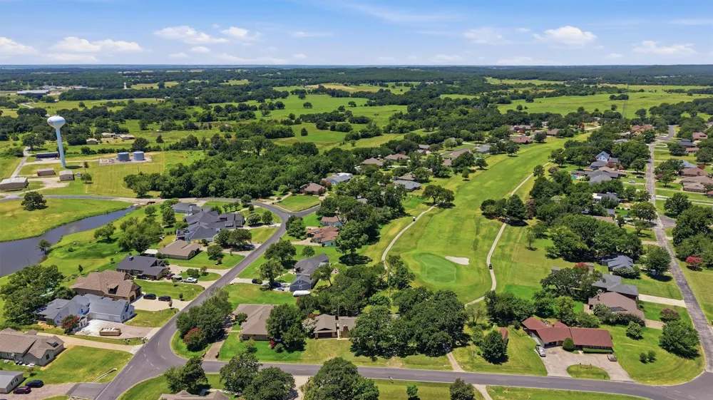 100 Mohican Trail Lake Kiowa, TX 76240